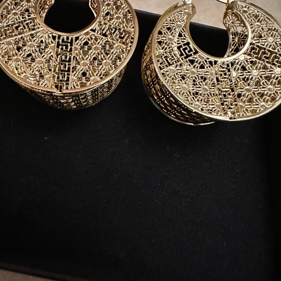 Elegant Gold Hoop Earrings - Picture 9 of 10